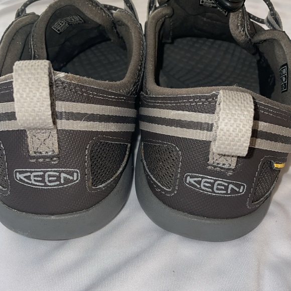 Keen women’s shoes, size 10 - Picture 4 of 12